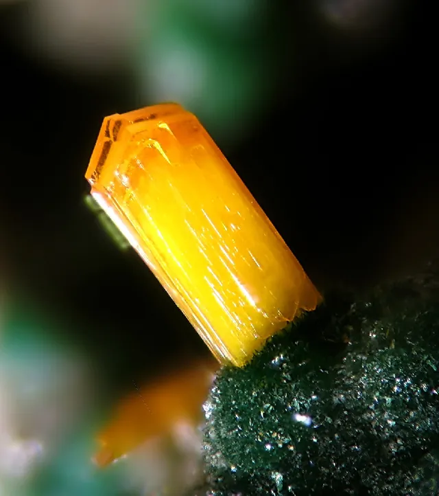 Kasolite (Pb(UO₂)SiO₄·H₂O) : minéral de la famille « silicates (nésosilicates) », système monoclinique, dureté 4 à 5 (Mohs), couleurs : jaune ocre, orange, brun jaune