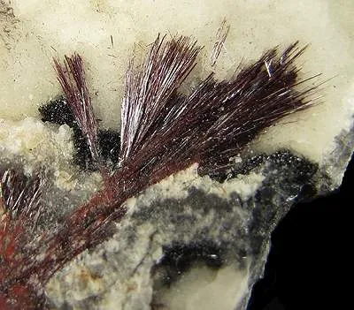 Kermésite (Sb₂S₂O) : minéral de la famille « sulfures et sulfosels », système triclinique, dureté 1 à 1,5 (Mohs), couleurs : rouge cerise, rouge pourpre
