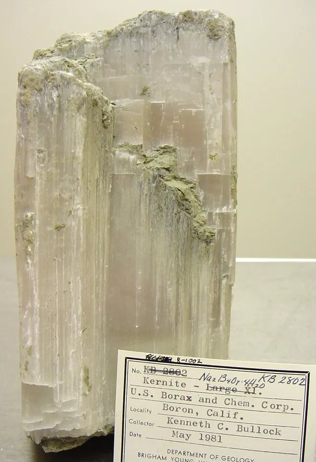 Kernite (Na₂B₄O₆(OH)₂·3H₂O) : minéral de la famille « borates », système monoclinique, dureté 2,5 à 3 (Mohs), couleurs : incolore, blanc