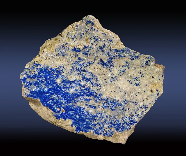 Kinoïte (Ca₂Cu₂Si₃O₁₀·2H₂O) : minéral de la famille « silicates (inosilicates) », système monoclinique, dureté 5 (Mohs), couleurs : bleu foncé, bleu azur
