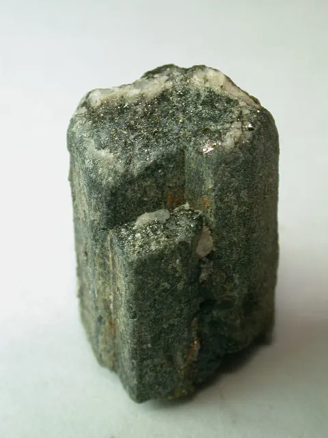 Kornérupine (Mg₃Al₆(Si,Al,B)₅O₂₁(OH)) : minéral de la famille « silicates (nésosilicates) », système orthorhombique, dureté 6,5 à 7 (Mohs), couleurs : vert, brun, jaune