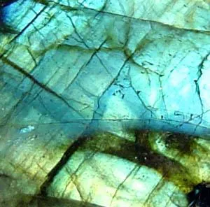 Labradorite ((Ca,Na)(Al,Si)₄O₈) : minéral de la famille « silicates (tectosilicates) », système triclinique, dureté 6 à 6,5 (Mohs), couleurs : gris sombre, reflets bleus, verts et dorés