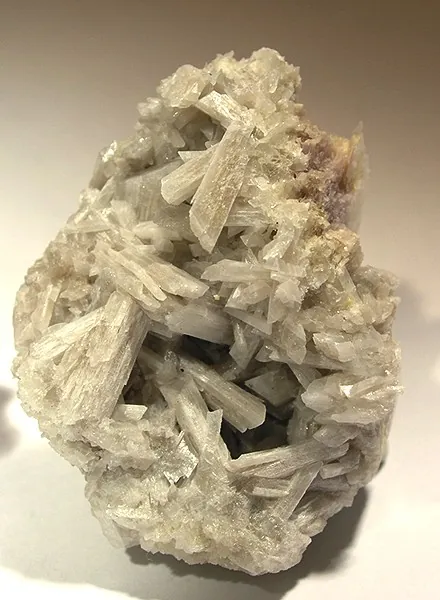 Laumontite (CaAl₂Si₄O₁₂·4H₂O) : minéral de la famille « silicates (tectosilicates) », système monoclinique, dureté 3,5 à 4 (Mohs), couleurs : blanc, rosé, crème