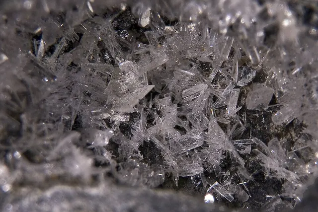 Laurionite (PbCl(OH)) : minéral de la famille « halogénures », système orthorhombique, dureté 3 à 3,5 (Mohs), couleurs : incolore, blanc