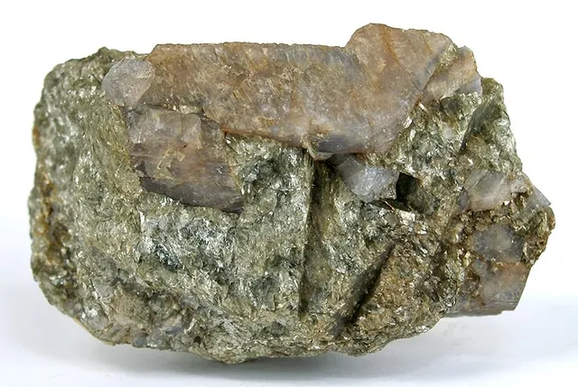 Lawsonite (CaAl₂Si₂O₇(OH)₂·H₂O) : minéral de la famille « silicates (sorosilicates) », système orthorhombique, dureté 6 à 8 (Mohs), couleurs : incolore, bleu pâle, blanc