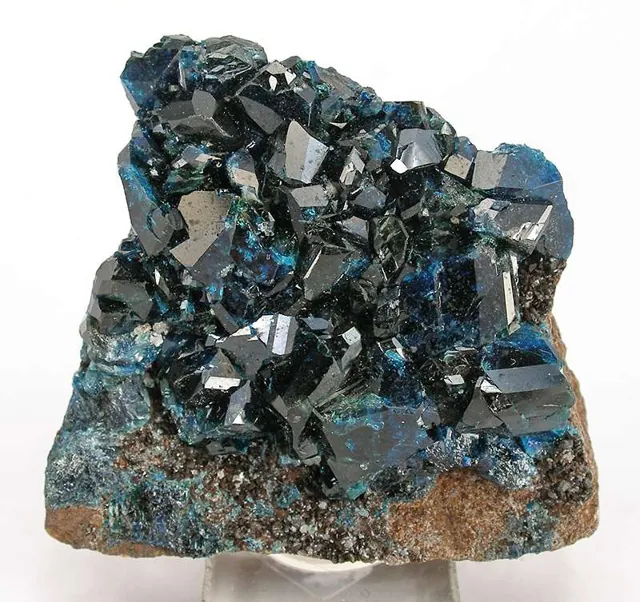Lazulite (MgAl₂(PO₄)₂(OH)₂) : minéral de la famille « phosphates, arséniates et vanadates », système monoclinique, dureté 5,5 à 6 (Mohs), couleurs : bleu azur, bleu profond