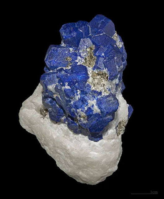 Lazurite ((Na,Ca)₈(Al₆Si₆O₂₄)(SO₄,S,Cl)₂) : minéral de la famille « silicates (tectosilicates) », système cubique, dureté 5 à 5,5 (Mohs), couleurs : bleu intense, bleu violet
