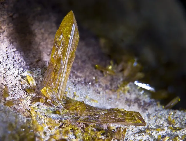 Legrandite (Zn₂(AsO₄)(OH)·H₂O) : minéral de la famille « phosphates, arséniates et vanadates », système monoclinique, dureté 4,5 (Mohs), couleurs : jaune vif, jaune cire, incolore