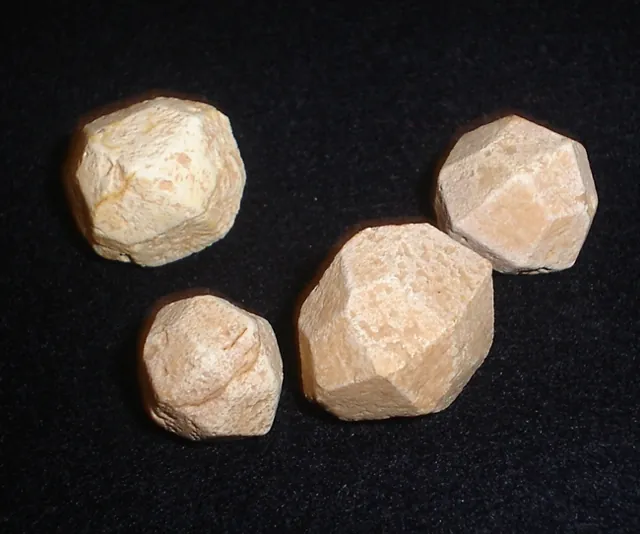 Leucite (KAlSi₂O₆) : minéral de la famille « silicates (tectosilicates) », système quadratique, dureté 5,5 à 6 (Mohs), couleurs : blanc, gris, incolore