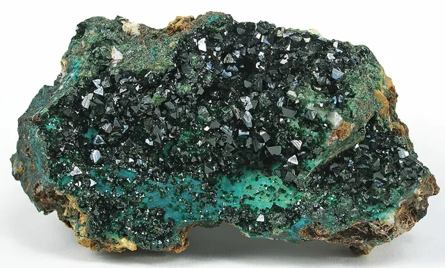 Libéthénite (Cu₂PO₄(OH)) : minéral de la famille « phosphates, arséniates et vanadates », système orthorhombique, dureté 4 (Mohs), couleurs : vert olive sombre, vert noirâtre