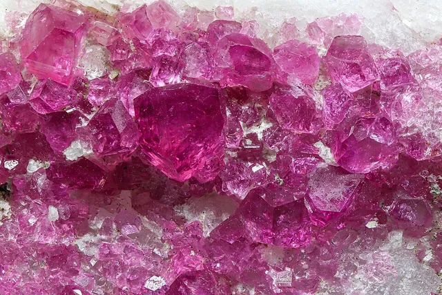 Liddicoatite (Ca(Li,Al)₃Al₆(BO₃)₃Si₆O₁₈(OH)₃F) : minéral de la famille « silicates (cyclosilicates) », système trigonal, dureté 7 à 7,5 (Mohs), couleurs : multicolore, rose, vert, brun