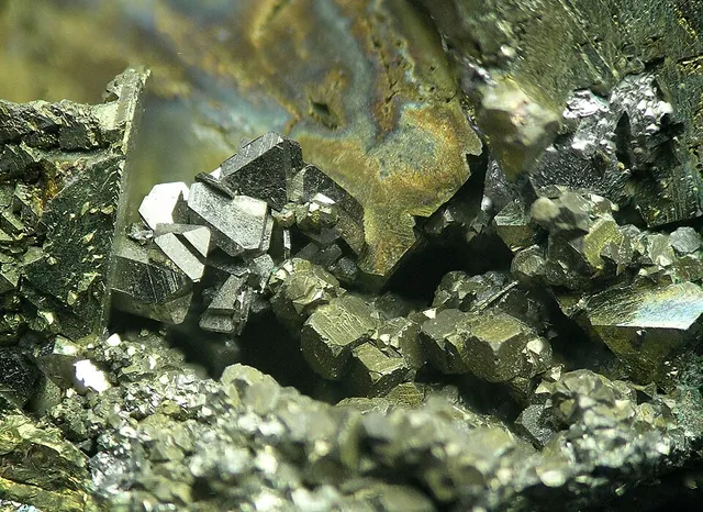 Linnaéite (Co₃S₄) : minéral de la famille « sulfures et sulfosels », système cubique, dureté 4,5 à 5,5 (Mohs), couleurs : gris acier, rose argenté