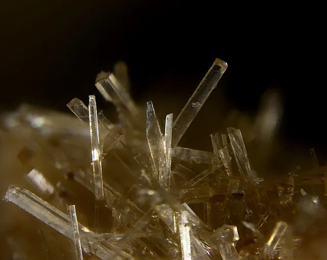 Lithiophilite (LiMnPO₄) : minéral de la famille « phosphates, arséniates et vanadates », système orthorhombique, dureté 4 à 5 (Mohs), couleurs : rose saumon, brun jaune, bleu gris