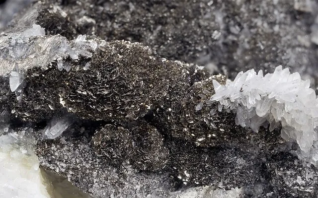 Löllingite (FeAs₂) : minéral de la famille « sulfures et sulfosels », système orthorhombique, dureté 5 à 5,5 (Mohs), couleurs : blanc d'argent, gris acier