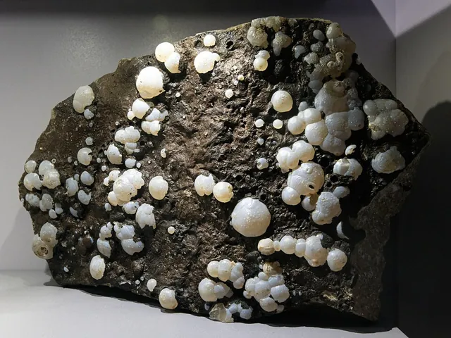 Lussatite (SiO₂·nH₂O) : minéral de la famille « oxydes et hydroxydes », système amorphe, dureté 5,5 à 6 (Mohs)