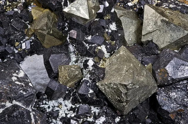 Magnétite (Fe₃O₄) : minéral de la famille « oxydes et hydroxydes », système cubique, dureté 5,5 à 6,5 (Mohs), couleurs : noir