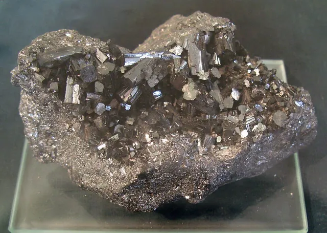 Manganite (MnO(OH)) : minéral de la famille « oxydes et hydroxydes », système monoclinique, dureté 4 (Mohs), couleurs : gris acier, noir