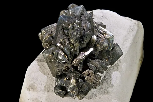 Marcassite (FeS₂) : minéral de la famille « sulfures et sulfosels », système orthorhombique, dureté 6 à 6,5 (Mohs), couleurs : jaune bronze pâle, blanc verdâtre