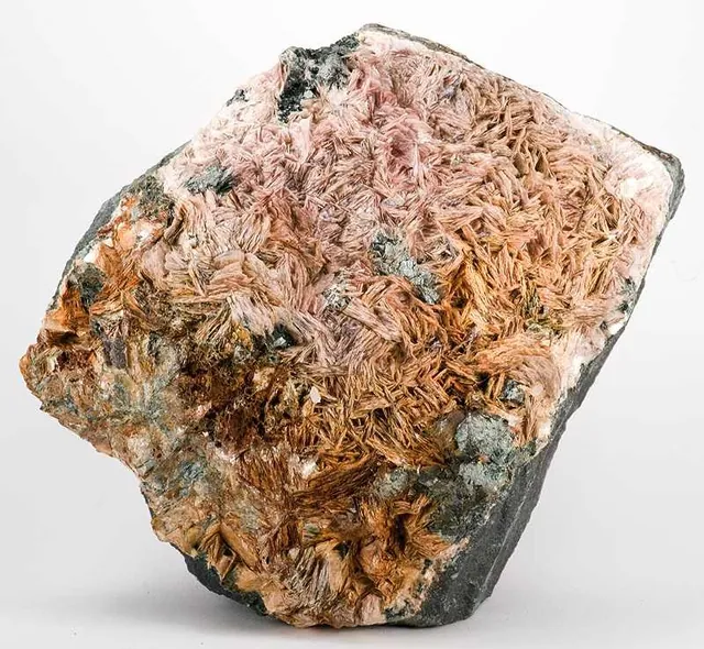 Margarite (CaAl₂(Al₂Si₂)O₁₀(OH)₂) : minéral de la famille « silicates (phyllosilicates) », système monoclinique, dureté 3,5 à 4,5 (Mohs), couleurs : rose, gris, jaune