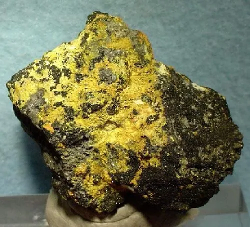 Massicot (PbO) : minéral de la famille « oxydes et hydroxydes », système orthorhombique, dureté 2 (Mohs), couleurs : jaune, jaune verdâtre