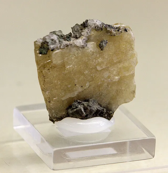 Matlockite (PbFCl) : minéral de la famille « halogénures », système quadratique, dureté 2,5 à 3 (Mohs), couleurs : incolore, jaune, vert pâle