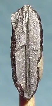 Meneghinite (Pb₁₃CuSb₇S₂₄) : minéral de la famille « sulfures et sulfosels », système orthorhombique, dureté 2,5 (Mohs), couleurs : gris plomb