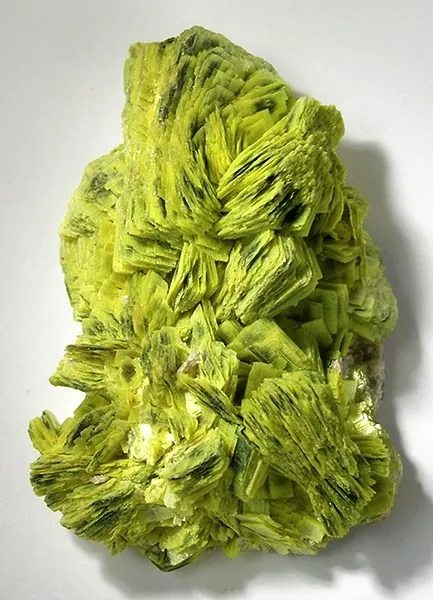 Méta-autunite (Ca(UO₂)₂(PO₄)₂·6-8H₂O) : minéral de la famille « phosphates, arséniates et vanadates », système quadratique, dureté 2 à 2,5 (Mohs), couleurs : jaune verdâtre, jaune citron