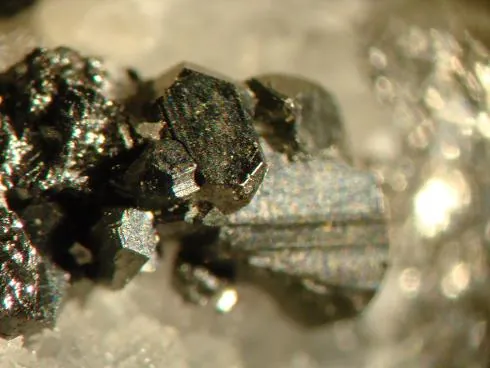 Miargyrite (AgSbS₂) : minéral de la famille « sulfures et sulfosels », système monoclinique, dureté 2,5 (Mohs), couleurs : noir de fer, rouge sombre en lame mince
