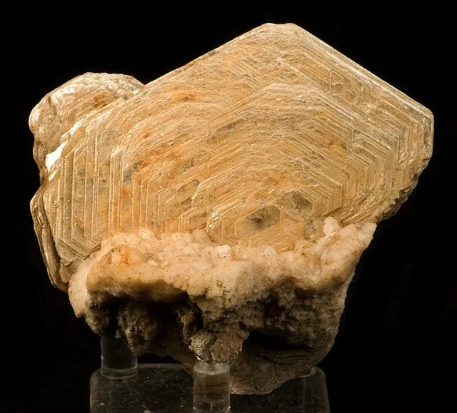Mica (X₂Y₄₋₆Z₈O₂₀(OH,F)₄) : minéral de la famille « silicates (phyllosilicates) », système monoclinique, dureté 2 à 4 (Mohs), couleurs : incolore, argenté, brun, noir, vert, lilas