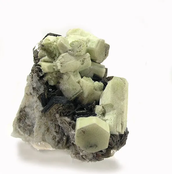 Milarite (KCa₂AlBe₂Si₁₂O₃₀·H₂O) : minéral de la famille « silicates (cyclosilicates) », système hexagonal, dureté 5,5 à 6 (Mohs), couleurs : incolore, vert pâle, jaune