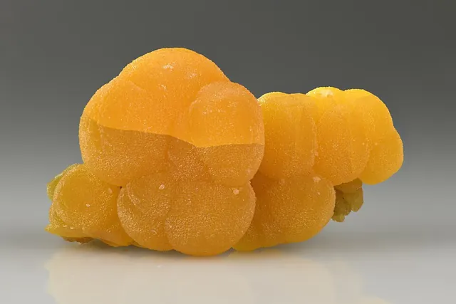 Mimétite (Pb₅(AsO₄)₃Cl) : minéral de la famille « phosphates, arséniates et vanadates », système hexagonal, dureté 3,5 à 4 (Mohs), couleurs : jaune, orange, brun, vert pâle, incolore