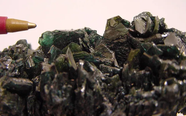 Moissanite (SiC) : minéral de la famille « éléments natifs », système hexagonal, dureté 9 à 9,5 (Mohs), couleurs : incolore, vert, bleu gris