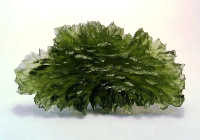 Moldavite (SiO₂ (tectite)) : minéral de la famille « silicates (tectosilicates) », système amorphe, dureté 5,5 (Mohs), couleurs : vert bouteille, vert olive
