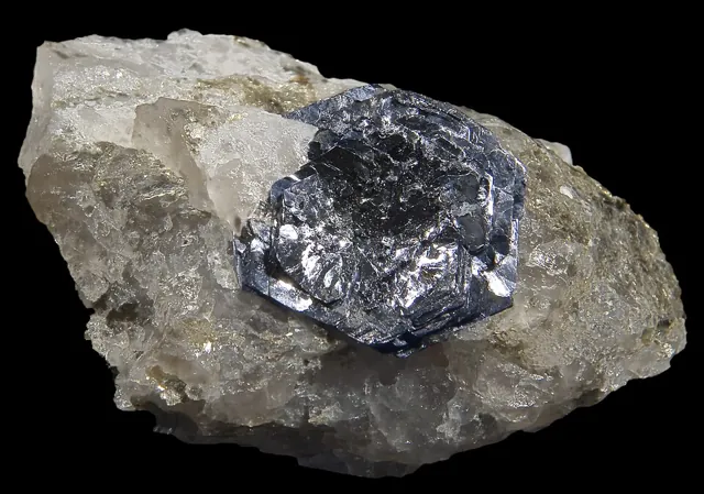 Molybdénite (MoS₂) : minéral de la famille « sulfures et sulfosels », système hexagonal, dureté 1 à 1,5 (Mohs), couleurs : gris plomb bleuté