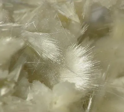 Mordénite ((Na₂,Ca,K₂)₄(Al₈Si₄₀)O₉₆·28H₂O) : minéral de la famille « silicates (tectosilicates) », système orthorhombique, dureté 3 à 4 (Mohs), couleurs : blanc, rosé