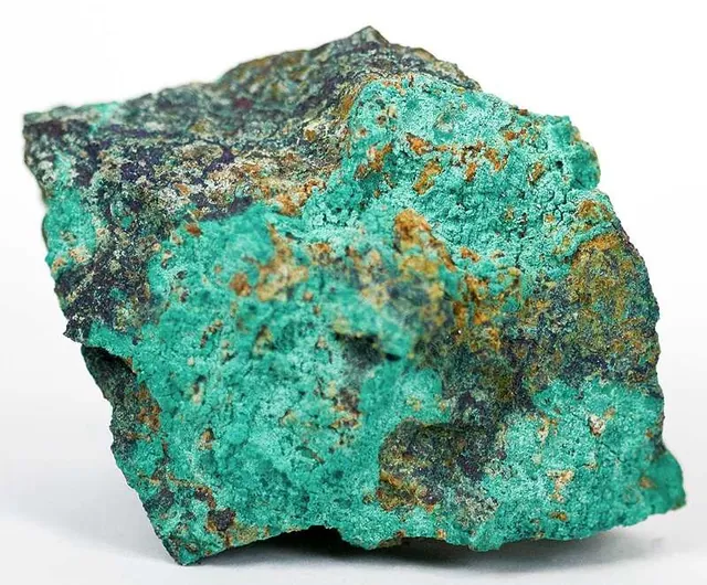 Nantokite (CuCl) : minéral de la famille « halogénures », système cubique, dureté 2,5 (Mohs), couleurs : incolore, gris, vert pâle