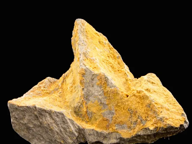 Natrojarosite (NaFe₃(SO₄)₂(OH)₆) : minéral de la famille « sulfates, chromates, molybdates et tungstates », système trigonal, dureté 3 à 4 (Mohs), couleurs : jaune, brun jaune