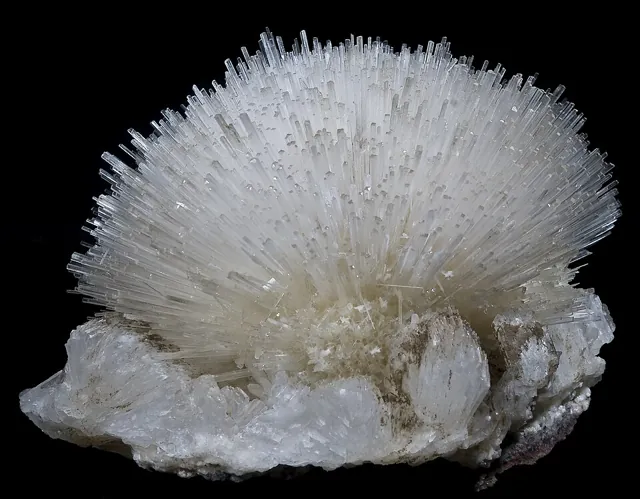 Natrolite (Na₂Al₂Si₃O₁₀·2H₂O) : minéral de la famille « silicates (tectosilicates) », système orthorhombique, dureté 5 à 5,5 (Mohs), couleurs : incolore, blanc, jaunâtre