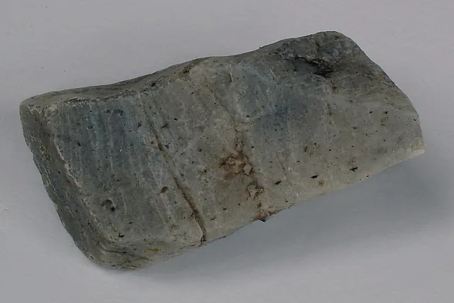Néphéline ((Na,K)AlSiO₄) : minéral de la famille « silicates (tectosilicates) », système hexagonal, dureté 5,5 à 6 (Mohs), couleurs : blanc, gris, brun, rosé