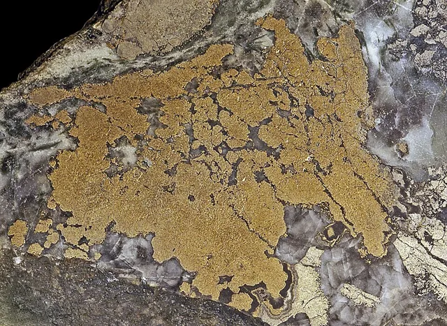 Nickeline (NiAs) : minéral de la famille « sulfures et sulfosels », système hexagonal, dureté 5 à 5,5 (Mohs), couleurs : rouge cuivre pâle, ternissure grise à noire