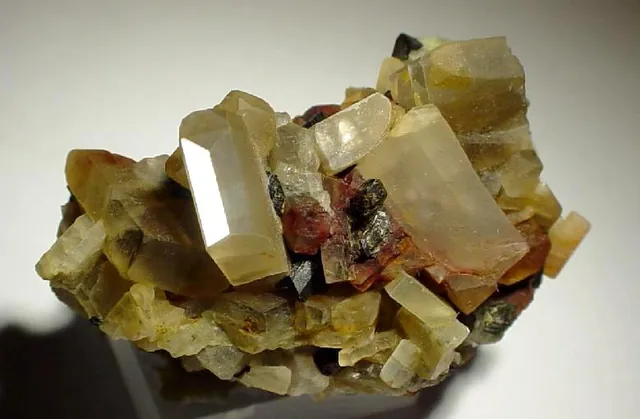 Oligoclase ((Na,Ca)Al(Si,Al)Si₂O₈) : minéral de la famille « silicates (tectosilicates) », système triclinique, dureté 6 à 6,5 (Mohs), couleurs : blanc, gris, vert pâle