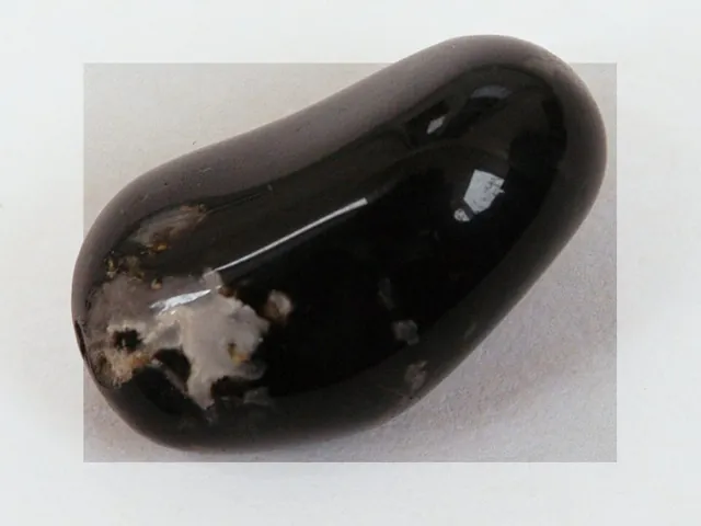 Onyx (SiO₂) : minéral de la famille « oxydes et hydroxydes », système trigonal, dureté 6,5 à 7 (Mohs), couleurs : noir, blanc