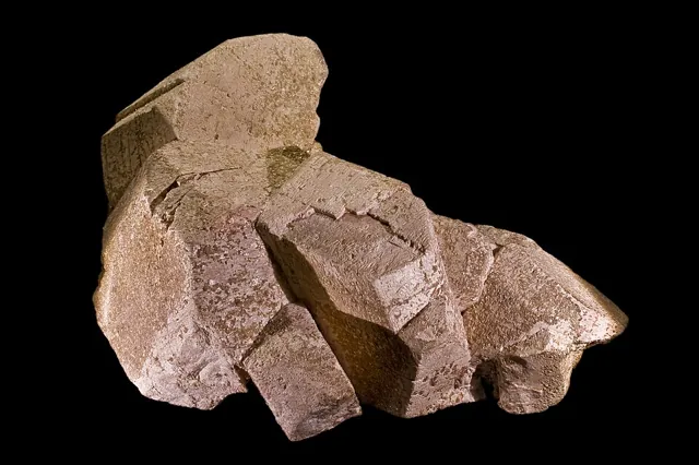Orthose (KAlSi₃O₈) : minéral de la famille « silicates (tectosilicates) », système monoclinique, dureté 6 (Mohs), couleurs : blanc, rose, crème, gris