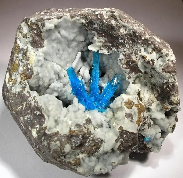 Pentagonite (Ca(VO)Si₄O₁₀·4H₂O) : minéral de la famille « silicates (phyllosilicates) », système orthorhombique, dureté 3,5 à 4 (Mohs), couleurs : bleu vif, bleu vert