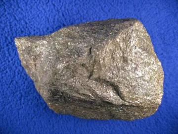 Pentlandite ((Fe,Ni)₉S₈) : minéral de la famille « sulfures et sulfosels », système cubique, dureté 3,5 à 4 (Mohs), couleurs : jaune bronze