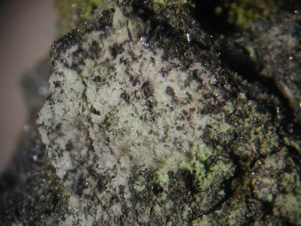 Périclase (MgO) : minéral de la famille « oxydes et hydroxydes », système cubique, dureté 5,5 à 6 (Mohs), couleurs : incolore, vert, gris