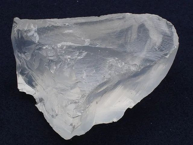 Pétalite (LiAlSi₄O₁₀) : minéral de la famille « silicates (tectosilicates) », système monoclinique, dureté 6 à 6,5 (Mohs), couleurs : incolore, blanc, rose