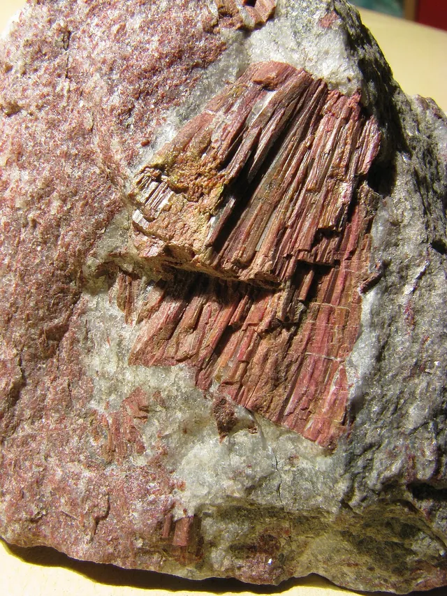 Piémontite (Ca₂(Al,Mn,Fe)₃(SiO₄)(Si₂O₇)O(OH)) : minéral de la famille « silicates (sorosilicates) », système monoclinique, dureté 6 à 6,5 (Mohs), couleurs : rouge violacé, rouge brun