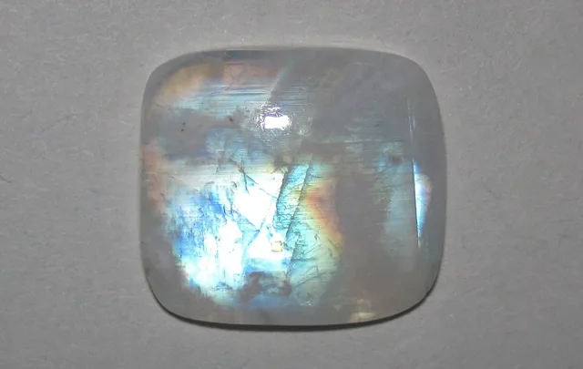 Pierre de lune ((K,Na)AlSi₃O₈) : minéral de la famille « silicates (tectosilicates) », système monoclinique, dureté 6 à 6,5 (Mohs), couleurs : blanc laiteux, bleuté, gris, pêche