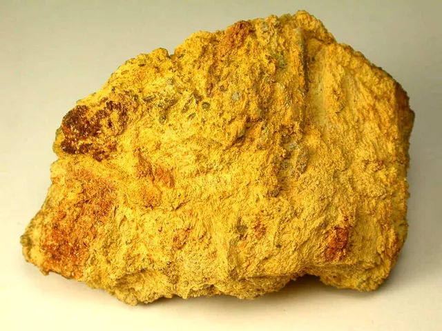 Plumbojarosite (PbFe₆(SO₄)₄(OH)₁₂) : minéral de la famille « sulfates, chromates, molybdates et tungstates », système trigonal, dureté 2,5 à 3,5 (Mohs), couleurs : brun jaune, jaune